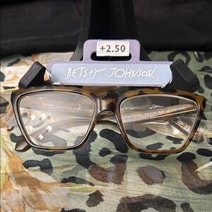 Brand new on these +2.50 golden and black in color. No case, no tags attached.